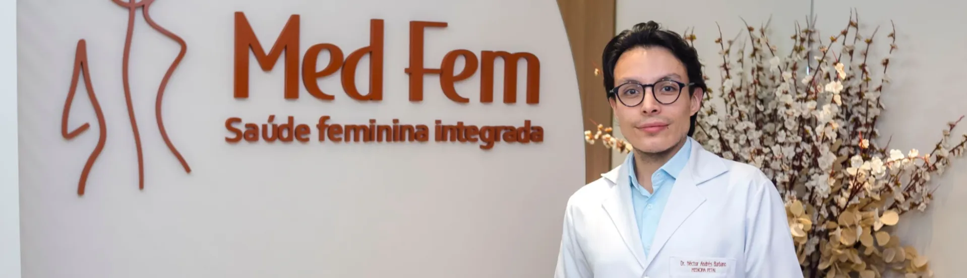 Dr. Héctor Burbano na recepção da clínica Med Fem