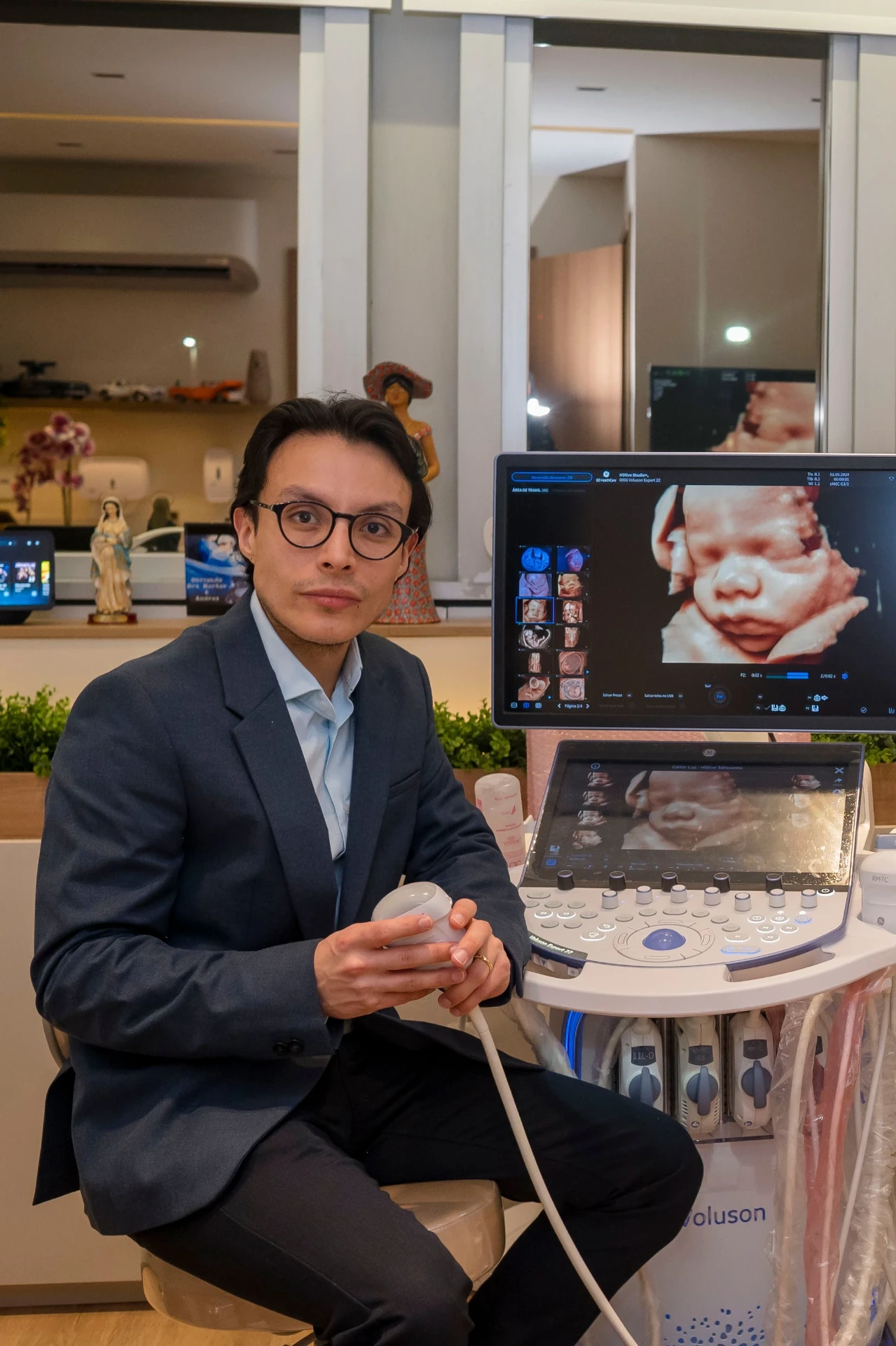 Dr. Héctor Burbano ao lado do aparelho de ultrassonografia