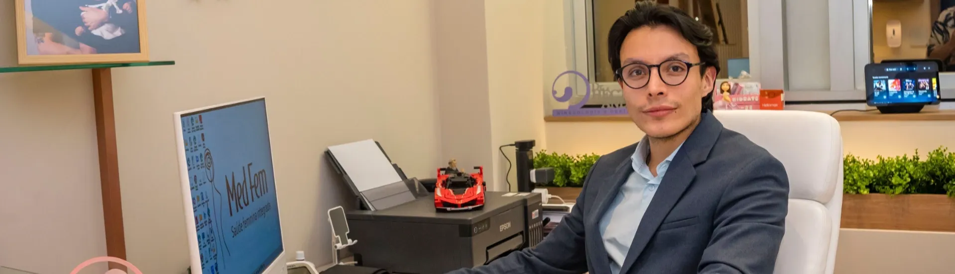 Dr. Héctor Burbano em seu consultório
